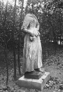 79745 Afbeelding van het zandstenen tuinbeeld vrouw met beurs, zonder hoofd, afkomstig uit de tuin van het herenhuis ...